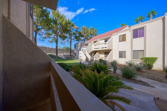 Building Photo - NEWLY REMODELED  FURNISHED BOTTOM FLOOR CONDO