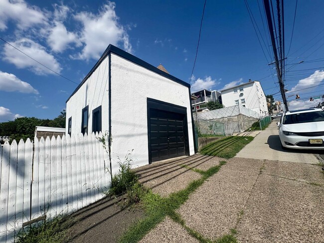 Building Photo - 1000 Columbia Ave