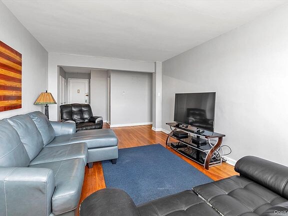 Building Photo - 83-40 Austin St