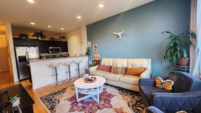 Building Photo - 918 W Belmont Ave