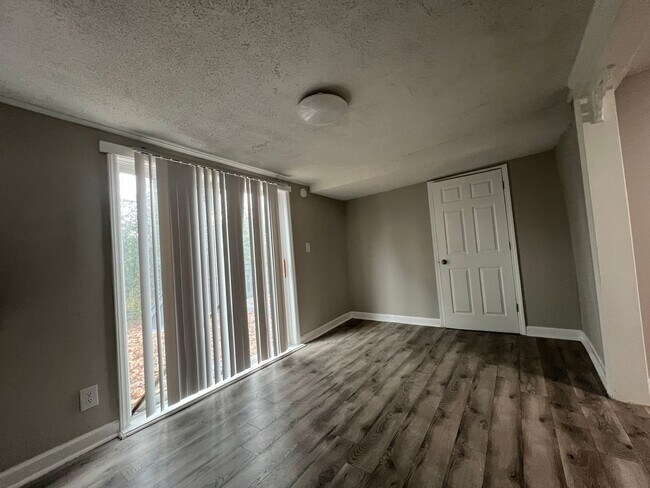 Building Photo - Move-in Ready!