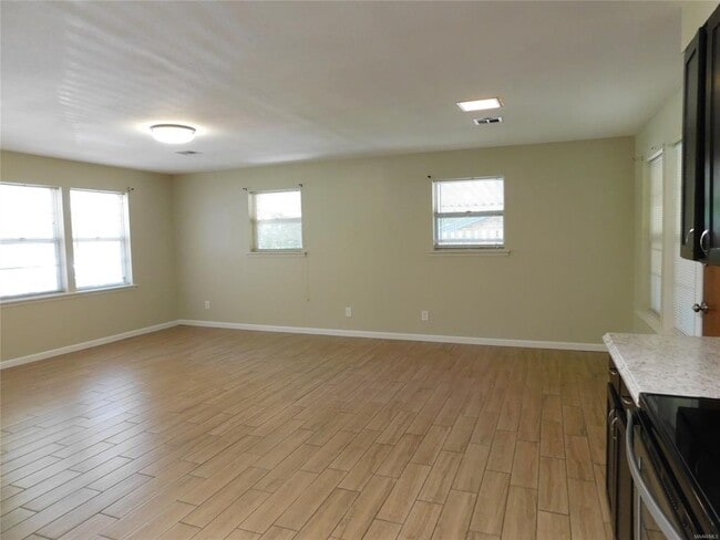 Building Photo - 733 Gillespie St