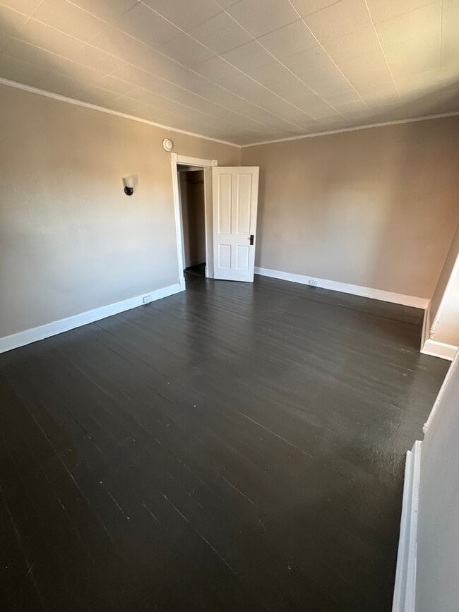 Building Photo - 556 Salem Ave