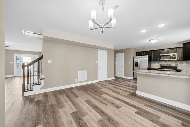 Building Photo - Pet Friendly Five Bedroom!