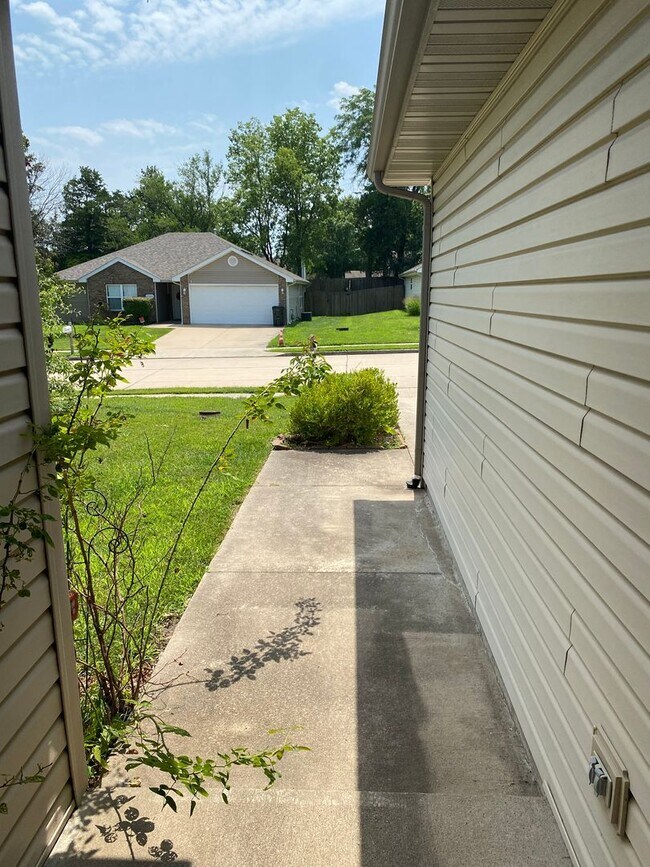 Building Photo - 3 bedroom/2 bathroom single family home!  ...