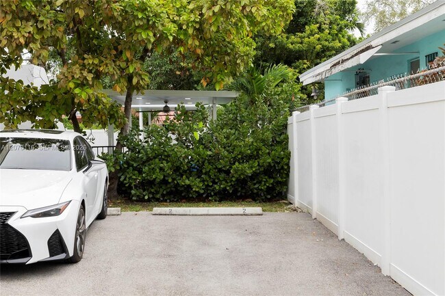 Building Photo - 1091 SW 4th St