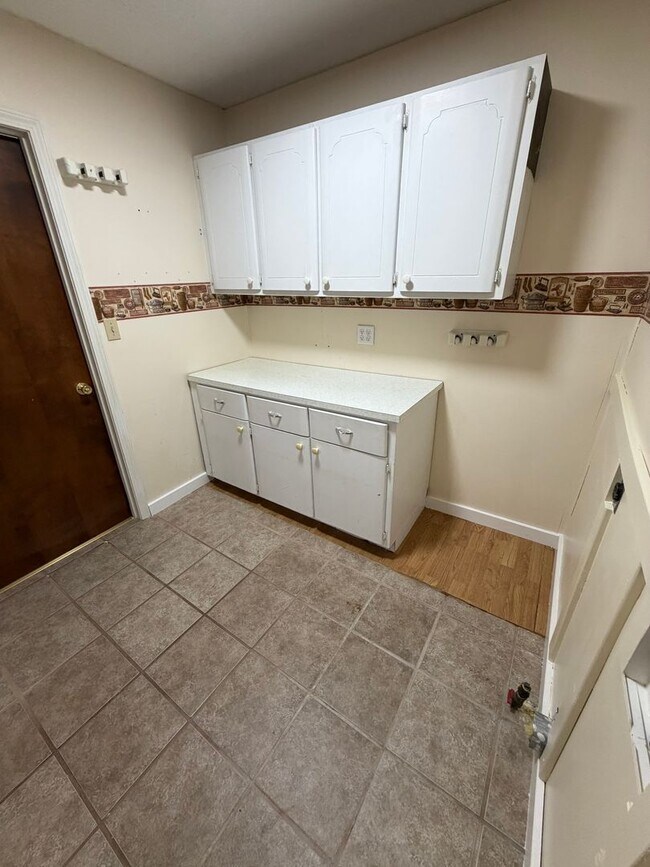 Building Photo - 3 Bedroom | 1 Bathroom | 2 Car Garage | Springfield MO!
