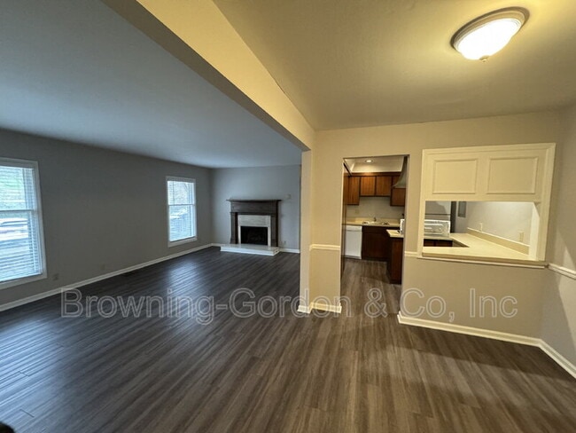 Building Photo - 5025 Hillsboro Dr