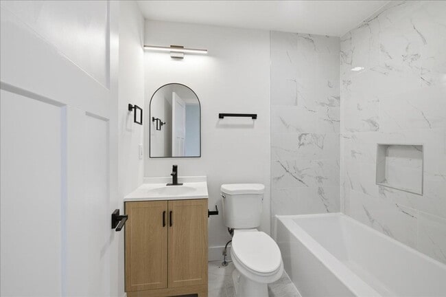 Building Photo - 1038 N Parker Ave