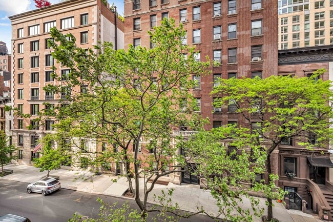 Building Photo - 222 W 71st St