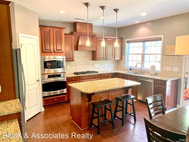 Building Photo - 5 br, 3 bath House - 1221 Hill Hollow Way