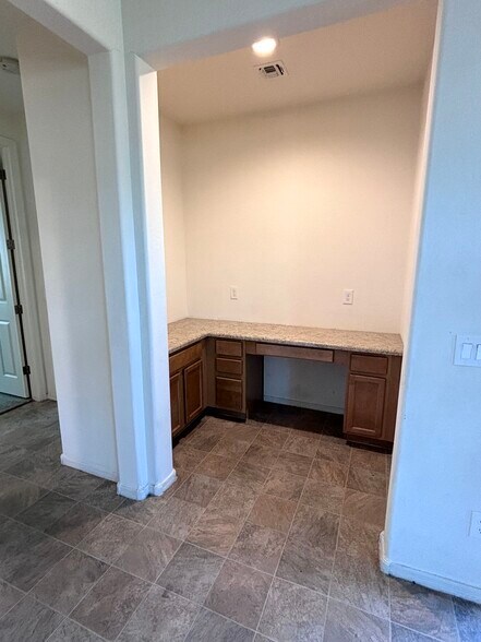 Building Photo - 6322 N 67th Ln