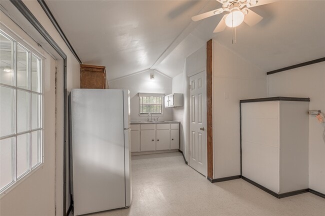 Building Photo - 128 Johnnie St