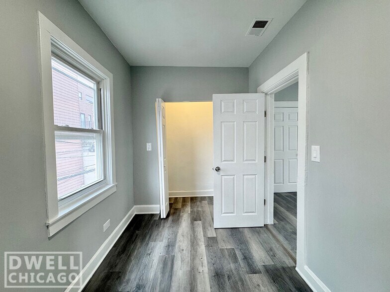 Building Photo - 1546 W Walton St