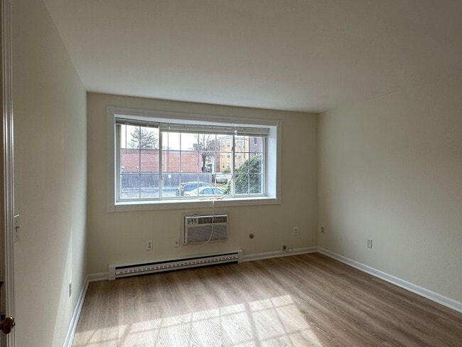 Primary Photo - Large, updated 2 bedroom near the Green Li...