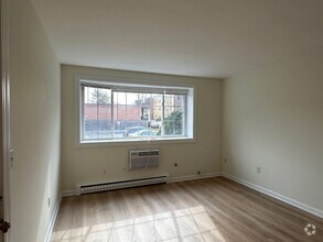 Building Photo - Large, updated 2 bedroom near the Green Li...
