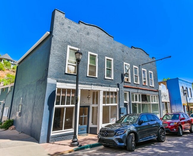 Building Photo - Experience the charm of Manitou Springs living in this spacious 2-bedroom, 2-bath apartment locat...