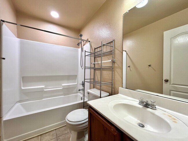 Building Photo - Spacious 4/BR 2.5/BA Home with Large Fence...