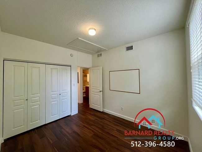 Building Photo - Available Now: Bright and Inviting 2 Bed, ...