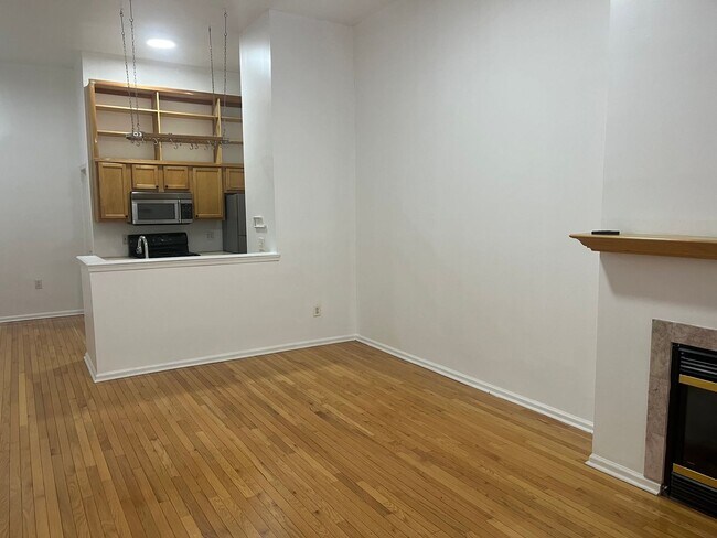 Building Photo - Bright Old City Loft