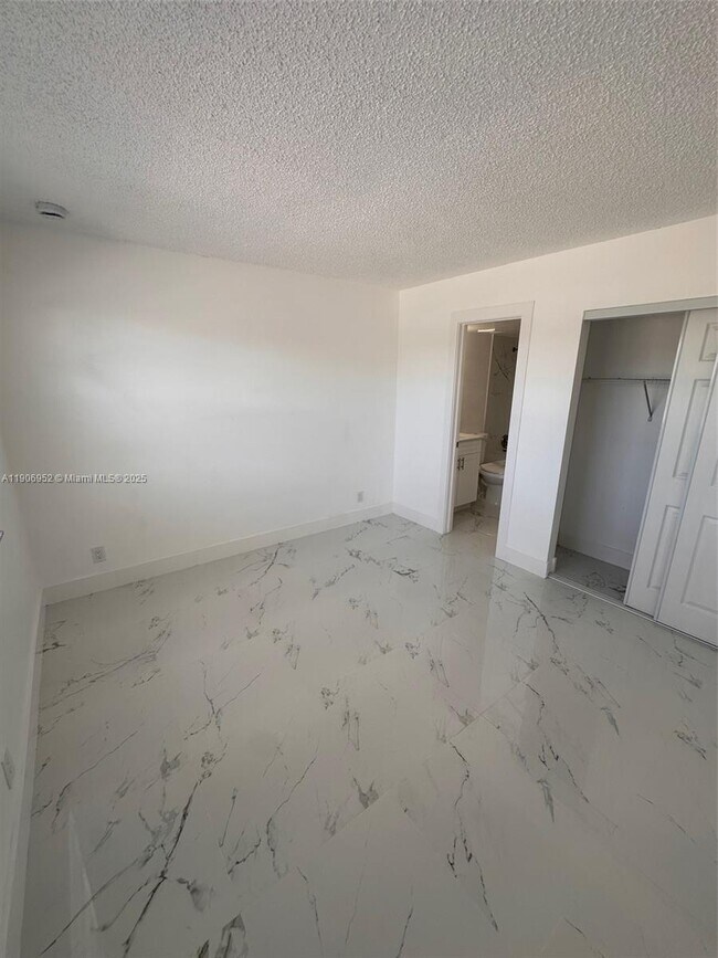 Building Photo - 1021 Twin Lakes Dr