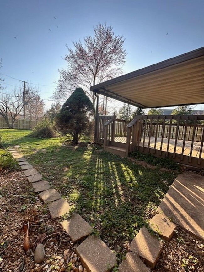 Building Photo - ALL BRICK HOME IN NIXA Located in McCroske...