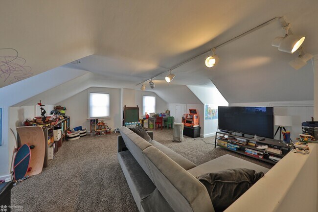 3rd Floor Loft - 909 Washington St