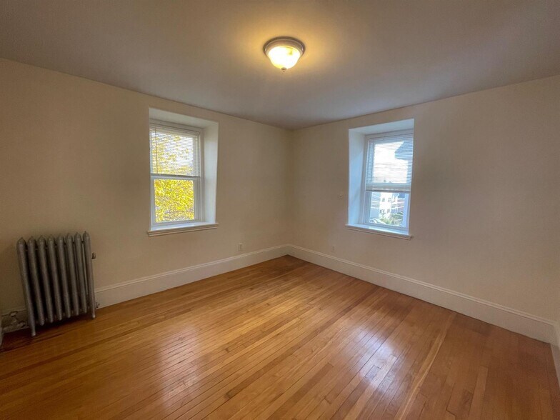 Building Photo - 9 Moore St