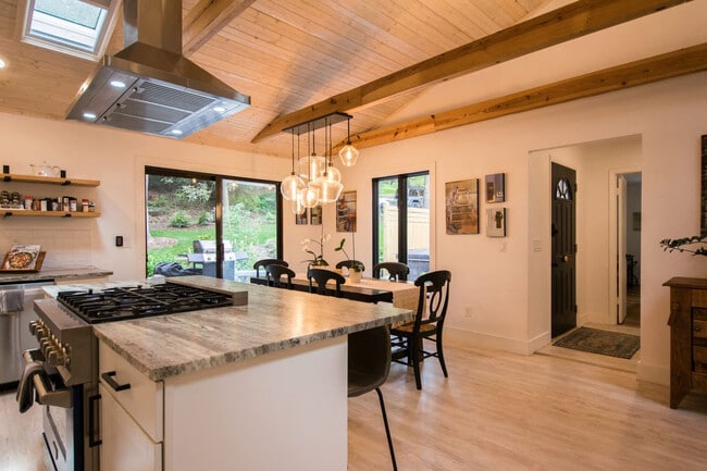 Building Photo - 2750 Holly Hill Dr