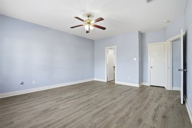 Building Photo - 11930 Longwood Garden Way