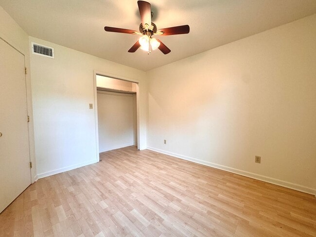 Building Photo - 2/1.5 Townhouse in Newport