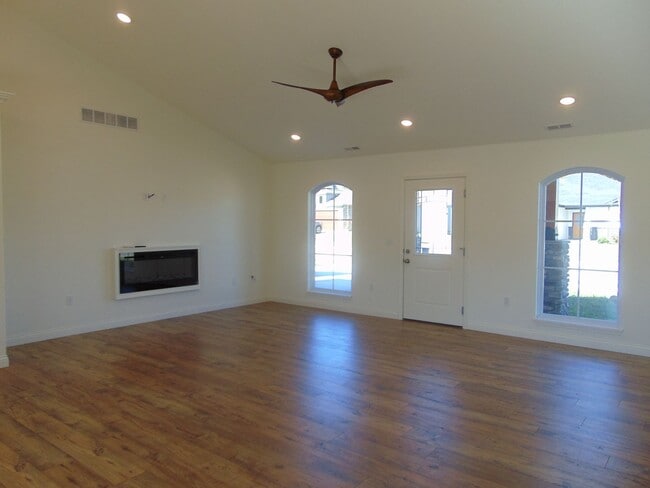 Building Photo - Sensational 3 Bed 2 Bath House!