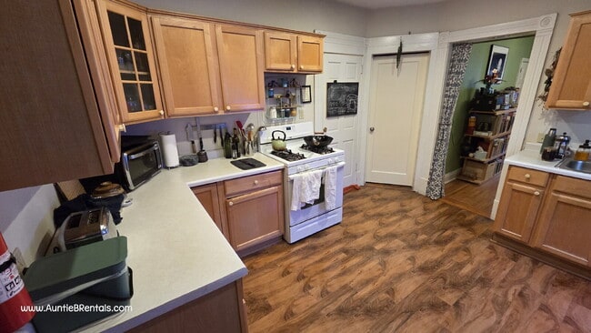 Building Photo - Cute main-level unit in Minneapolis, walking distance to local shops