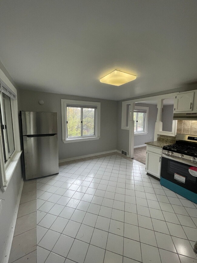 Building Photo - Renovated 2 bed 1 bath apartment in South Side!