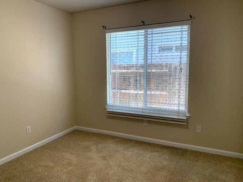 Building Photo - 540 W Deerwood Ln