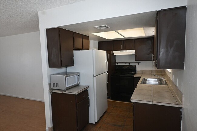 Building Photo - 2 Bedroom Apt- Downtown -  NO PETS