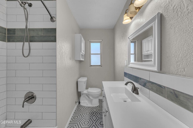 Building Photo - 252 Trinity Pl