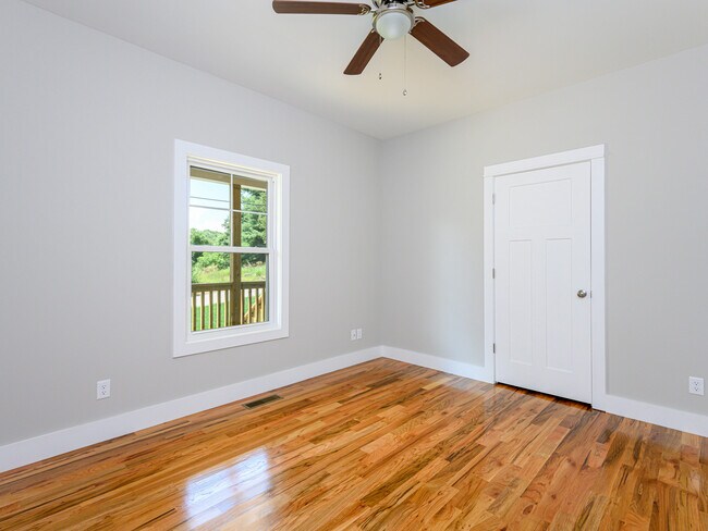 Building Photo - 27 W Chapel Rd