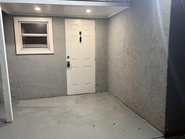Building Photo - Charming 1-Bedroom in North Miami Beach