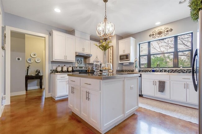 Building Photo - 1400 Cuernavaca Dr N