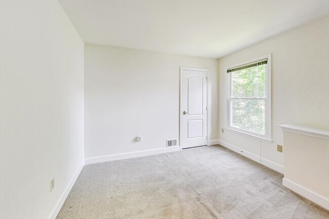 Building Photo - Cool on Cool Spring! Large SF 4 Bed + 2.5 BA