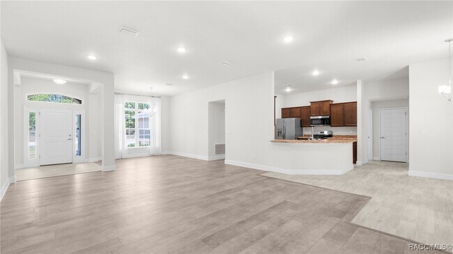 Building Photo - 23 Lone Pine St