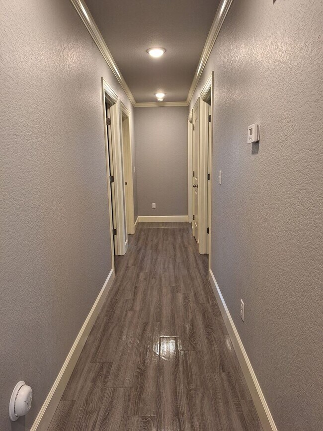 Building Photo - 3 bedroom Duplex with Move in special