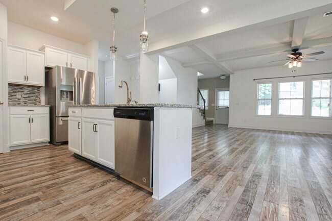 Building Photo - Pet Friendly Four Bedroom!