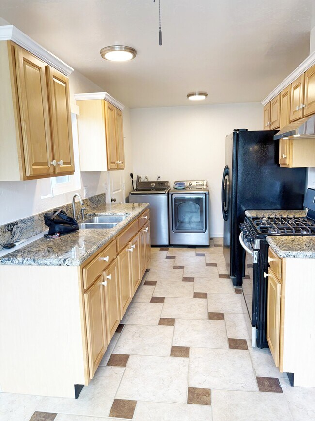 Building Photo - 3189 Coral Dr