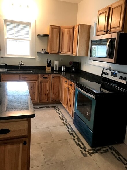 Beautiful kitchen with granite countertops - 526 Monroe St