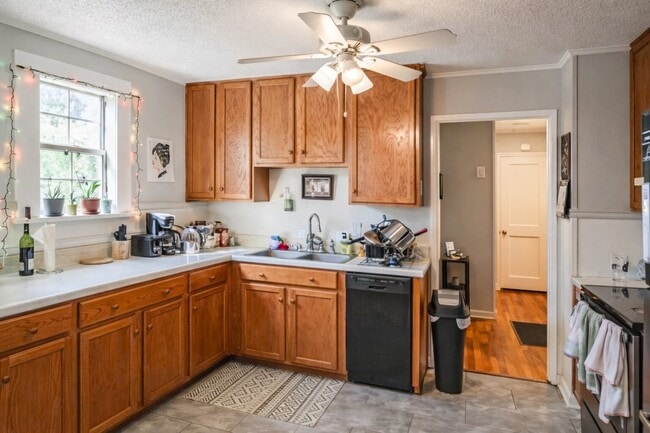 Building Photo - 470 Clover St