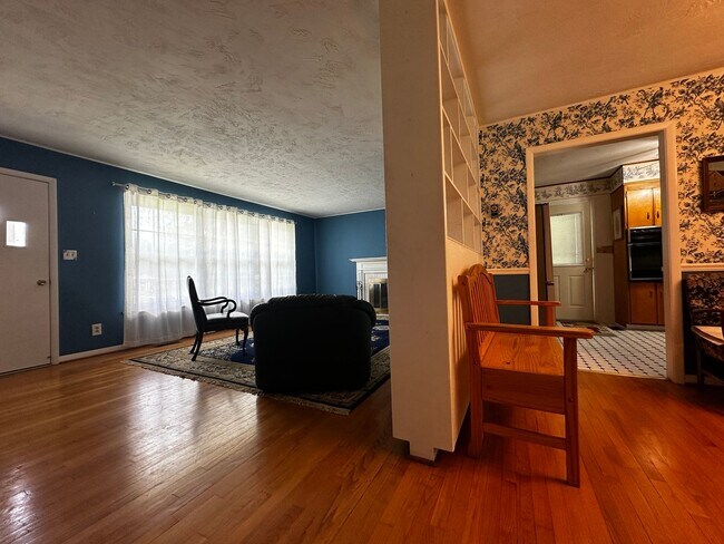 Building Photo - Partially furnished 3 bed/ 1.5 bath - Morr...