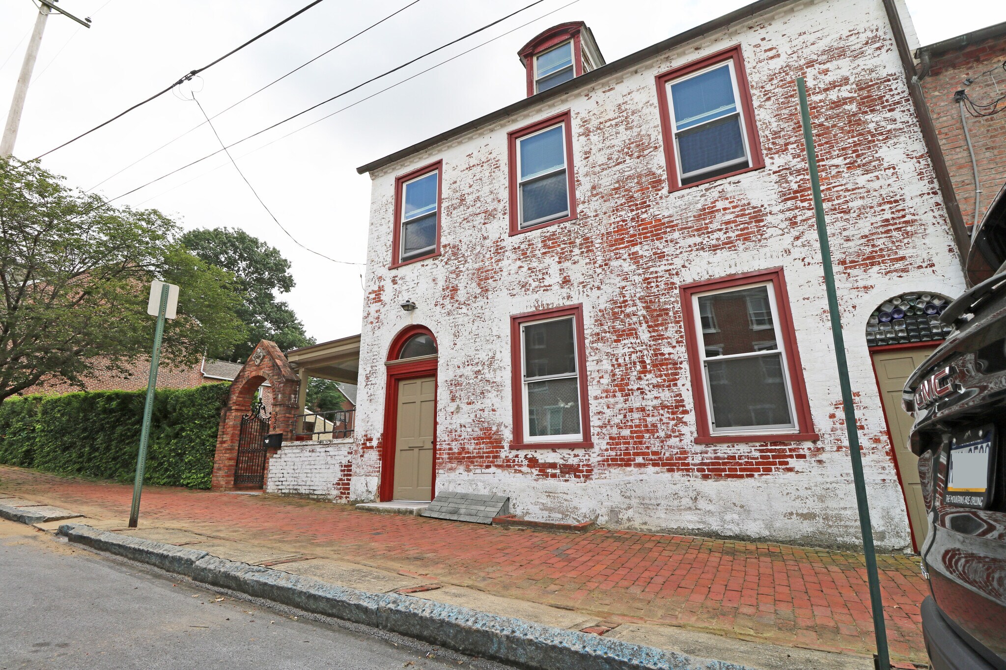 Building Photo - 328 W Gay St