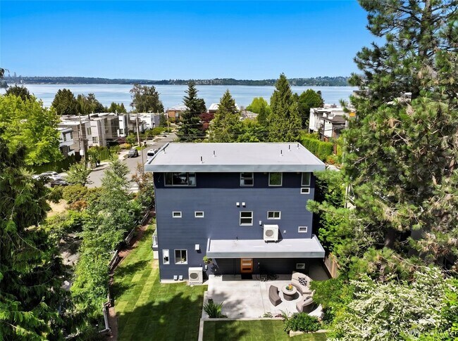 Building Photo - 6304 Lakeview Dr